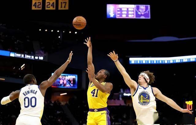 冲刺阶段体能课后，金州勇士防线松动备战NBA常规赛，话题不断，临场指挥获称赞的简单介绍雷竞技下载