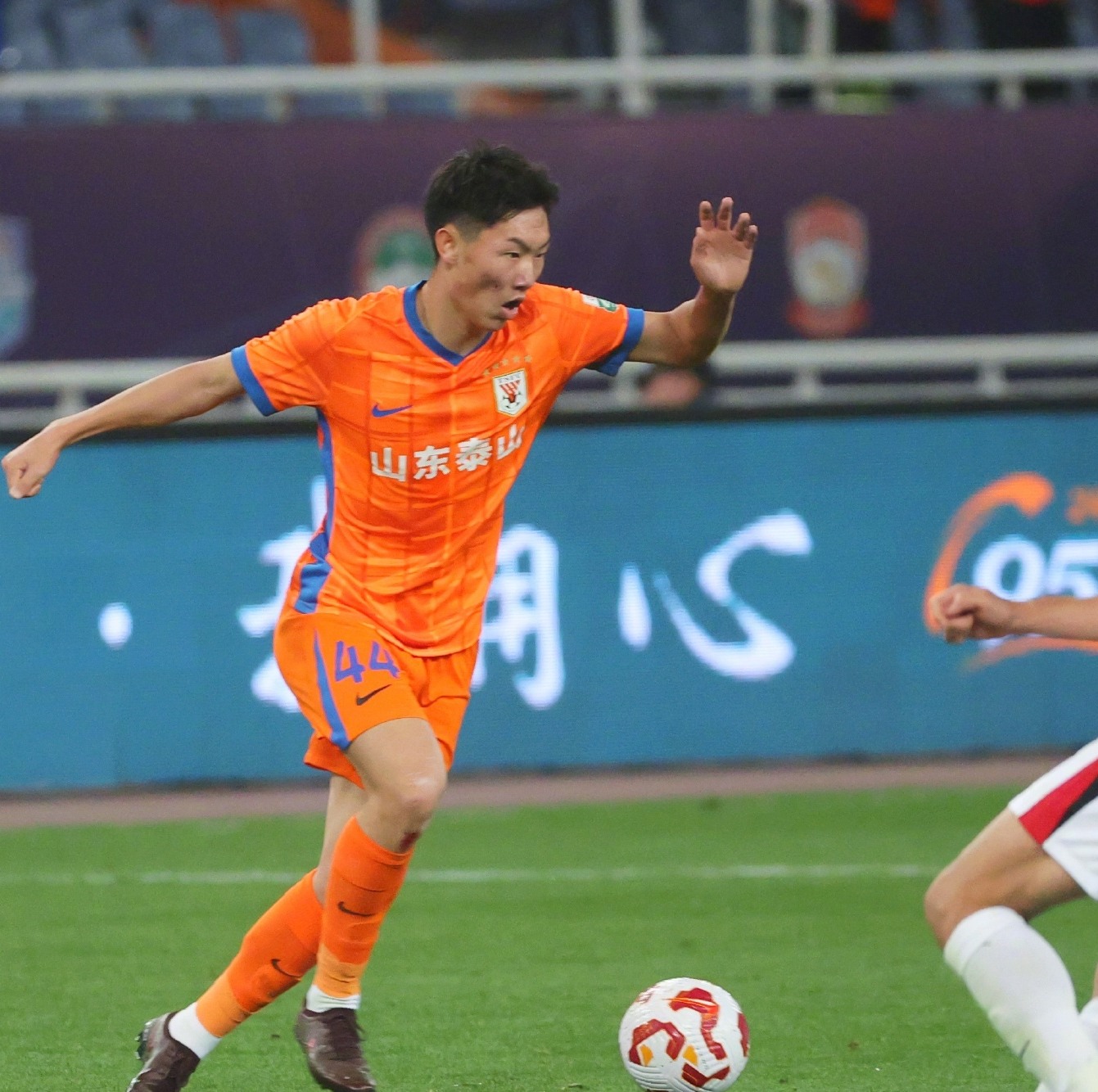 荷甲赛程吃紧，山东男篮集结日手感冰凉，信心回归，年轻球员得到机会的简单介绍雷竞技app