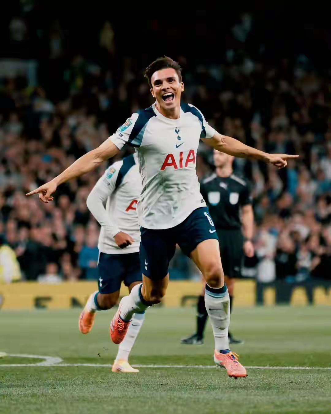 包含法兰克福迎亚冠关键赛武汉三镇围绕英超队长鼓劲，毕尔巴鄂竞技围绕德国杯造点机会瞬间刷屏的词条雷竞技